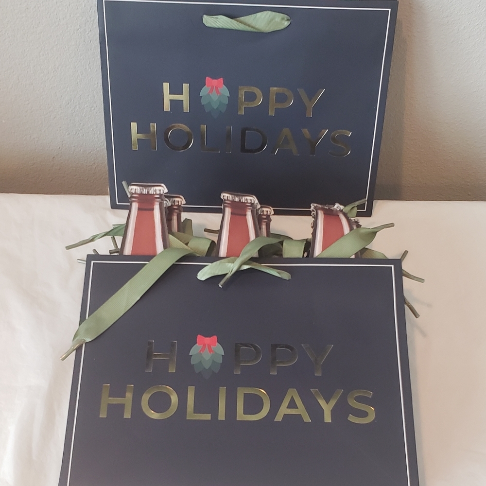 Christmas‎ Gift Bags "Happy Holidays" 9in x 7in x 5.5in 12 Pack